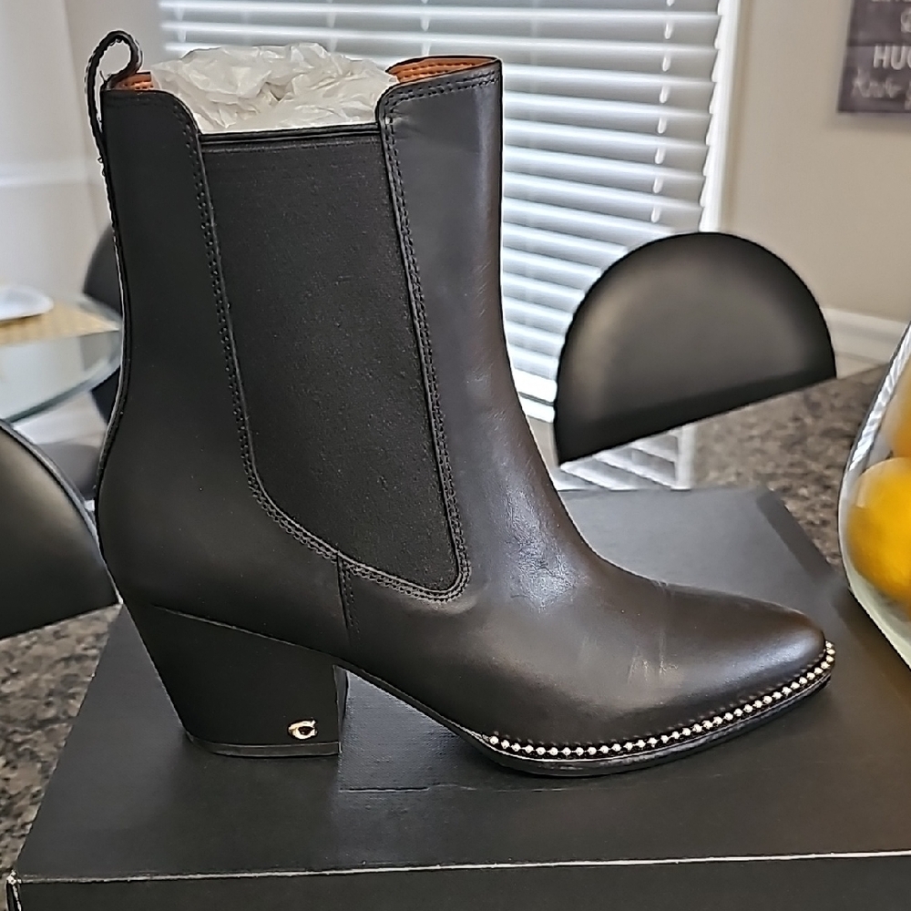 Black Heeled Boots with Leather Material and Moderate Height Heel